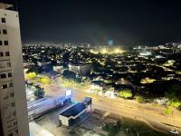 Una vista de una ciudad de noche con luces. en Disfruta Neiva desde las alturas Apartamento de lujo hasta para 6 personas con espectacular vista y zonas sociales de ensueño, en Neiva