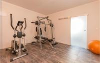 Posilňovňa alebo fitness centrum v ubytovaní Cozy Home In Biograd Na Moru With Sauna