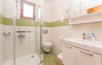 Kúpeľňa v ubytovaní Cozy Home In Biograd Na Moru With Sauna