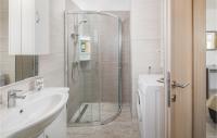 Kúpeľňa v ubytovaní 3 Bedroom Lovely Home In Porec
