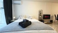 Postel nebo postele na pokoji v ubytování Flora Beachfront Finikoudes Larnaka