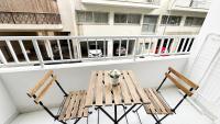 Balkón nebo terasa v ubytování Flora Beachfront Finikoudes Larnaka
