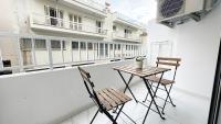Balkón nebo terasa v ubytování Flora Beachfront Finikoudes Larnaka