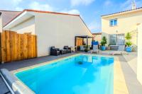 Bazén v ubytovaní La villa de Domi 4 chambres piscine alebo v jeho blízkosti