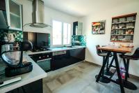 Kuchyňa alebo kuchynka v ubytovaní La villa de Domi 4 chambres piscine