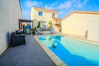Bazén v ubytovaní La villa de Domi 4 chambres piscine alebo v jeho blízkosti