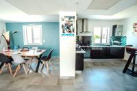 Kuchyňa alebo kuchynka v ubytovaní La villa de Domi 4 chambres piscine