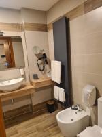 A bathroom at Hotel Lenotel