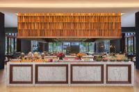 um bufê em um resort com comida em Lampung Marriott Resort & Spa em Lampung