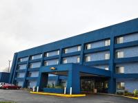ダベンポートにあるDays Inn by Wyndham Davenportの青い建物