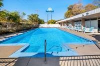 Una piscina con tumbonas en un edificio. en Days Inn by Wyndham Dubuque, en Dubuque