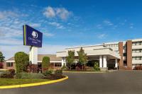 un edificio con un cartel delante en DoubleTree by Hilton Boston&#47;Westborough, en Westborough