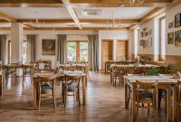 Reštaurácia alebo iné gastronomické zariadenie v ubytovaní Bacówka Polany