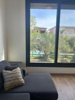 Posezení v ubytování ZEN stays Elegant 2BR Lakeview