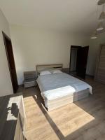 Postel nebo postele na pokoji v ubytování ZEN stays Elegant 2BR Lakeview
