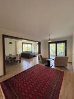 Posezení v ubytování ZEN stays Elegant 2BR Lakeview