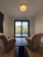 Posezení v ubytování ZEN stays Elegant 2BR Lakeview