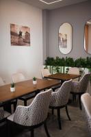 Un restaurante con mesas y sillas y un espejo. en Vila Carol, en Alba Iulia