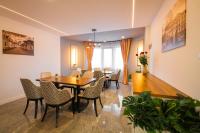 Un comedor con mesa y sillas en Vila Carol, en Alba Iulia