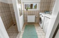 Kuchyň nebo kuchyňský kout v ubytování 2 Bedroom Cozy Home In Stubbekøbing