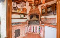 A kitchen or kitchenette at Gorgeous Home In San Marco Dalunzio