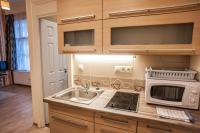 Kuchyňa alebo kuchynka v ubytovaní All In Apartman