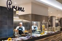 Simeri MareVOI Floriana Resort的两名厨师在餐厅厨房准备食物