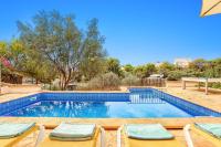 Bazén v ubytování Villa Cala Nit by Villa Plus nebo v jeho okolí