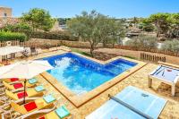 Bazén v ubytování Villa Cala Nit by Villa Plus nebo v jeho okolí