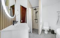 Koupelna v ubytování Holiday Home Grønnevænget Blåvand Ix