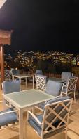 un tavolo e sedie sul tetto con vista di Eighth Wonders Hotel a Wadi Musa