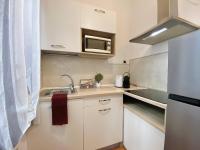 Kuchyňa alebo kuchynka v ubytovaní Mazzini 12, Elegant Central Apartment with Free Private Garage 800 m, Air Conditioning, Wi-Fi, Just 100 m from the Public Beach