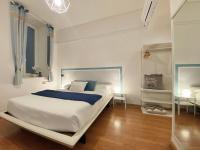 Posteľ alebo postele v izbe v ubytovaní Mazzini 12, Elegant Central Apartment with Free Private Garage 800 m, Air Conditioning, Wi-Fi, Just 100 m from the Public Beach