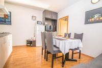 Kuchnia lub aneks kuchenny w obiekcie Apartments Punta & Vista in Krk