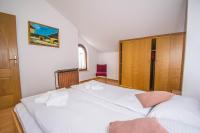 Łóżko lub łóżka w pokoju w obiekcie Apartments Punta & Vista in Krk
