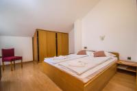 Łóżko lub łóżka w pokoju w obiekcie Apartments Punta & Vista in Krk