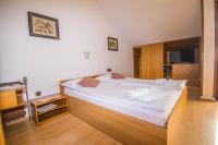 Łóżko lub łóżka w pokoju w obiekcie Apartments Punta & Vista in Krk
