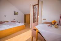 Łóżko lub łóżka w pokoju w obiekcie Apartments Punta & Vista in Krk