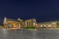 un gran edificio en un estacionamiento por la noche en Best Western Plus Sikeston, en Sikeston