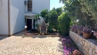 Ogród w obiekcie Apartments Punta & Vista in Krk