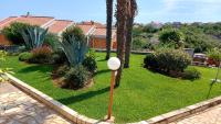 Ogród w obiekcie Apartments Punta & Vista in Krk