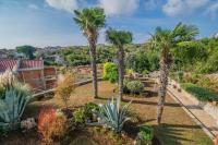 Ogród w obiekcie Apartments Punta & Vista in Krk