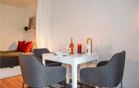 Posezení v ubytování 1 Bedroom Cozy Apartment In Helsingør