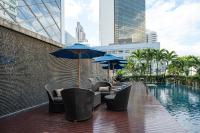 ヒルトン バンコク グランデ アソーク - Hilton Bangkok Grande Asokeの敷地内または近くにあるプール