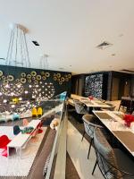 Un restaurante con mesas y sillas en una sala. en Hotel Residences near Makati, en Manila