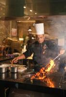 科伦坡科伦坡希尔顿酒店的一位厨师正在厨房的烤架上准备食物。