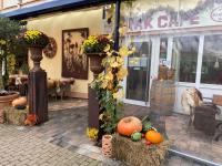 un negozio con zucche e fiori di fronte a un negozio di Ferienwohnungen Park Café am Kurpark a Bernkastel-Kues