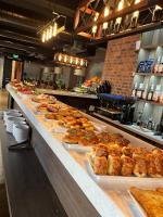 タシュケントにあるArda Plaza Hotelのビュッフェ式のペストリー各種