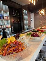 タシュケントにあるArda Plaza Hotelのカウンターの上に食べ物が並んだビュッフェ