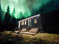 Lapland Riverside, Landscape Cabin 8, KUUKKELI, Ylläs, Tiny Home with Sauna, Fireplace, Terrace, BBQ, Wifi, Ski, Fishing, Pets OKの見取り図または間取り図